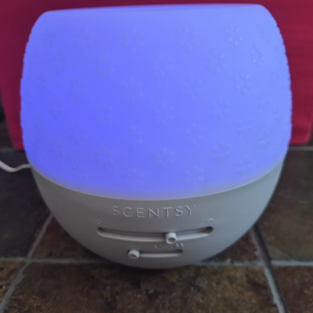 Scentsy White Floral Ceramic Diffuser